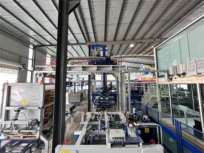 La línea de producción de ladrillos de PC de imitación de piedra de alta gama serie ZN de QGM se puso en producción con éxito en una empresa líder en materiales de construcción ecológicos en el suroeste de China.