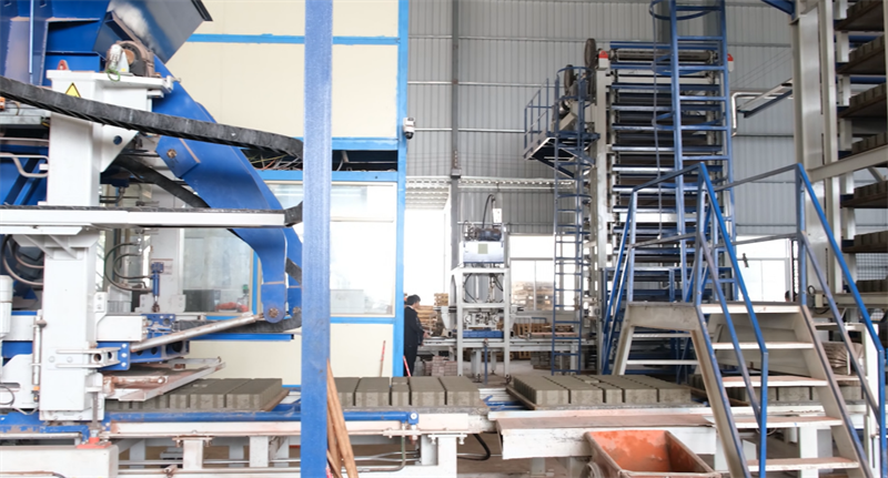 Una máquina, varios ladrillos, ahorro de energía y reducción de carbono: el modelo QGM Zenith 15 crea un 