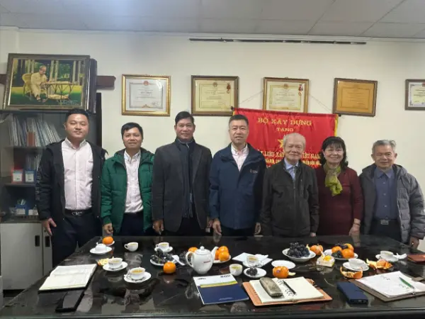 Fu Guohua, subdirector general de Quangong Machinery Co., Ltd., encabezó una delegación que visitó la Asociación de Materiales de Construcción de Vietnam para promover el intercambio y la cooperación entre las industrias de materiales de construcción china y vietnamita.