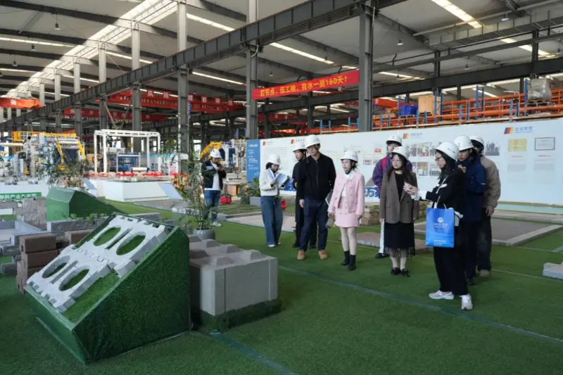 Centrándose en las necesidades de desarrollo en el extranjero, Quangong Machinery Co., Ltd. colabora con la Universidad de Estudios y Comercio Extranjeros de Fuzhou para cultivar talentos con orientación internacional.